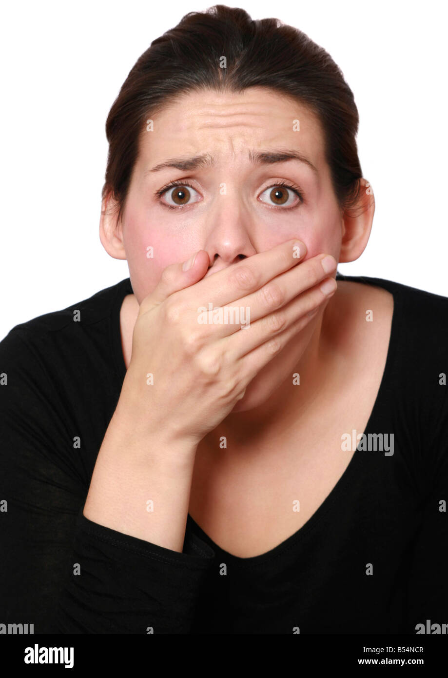 Mujer asustada que cubre su boca con su mano Foto de stock