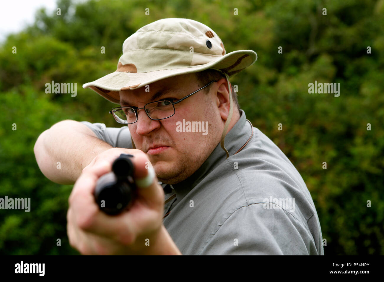 Un hombre apunta una pistola disparó Foto de stock