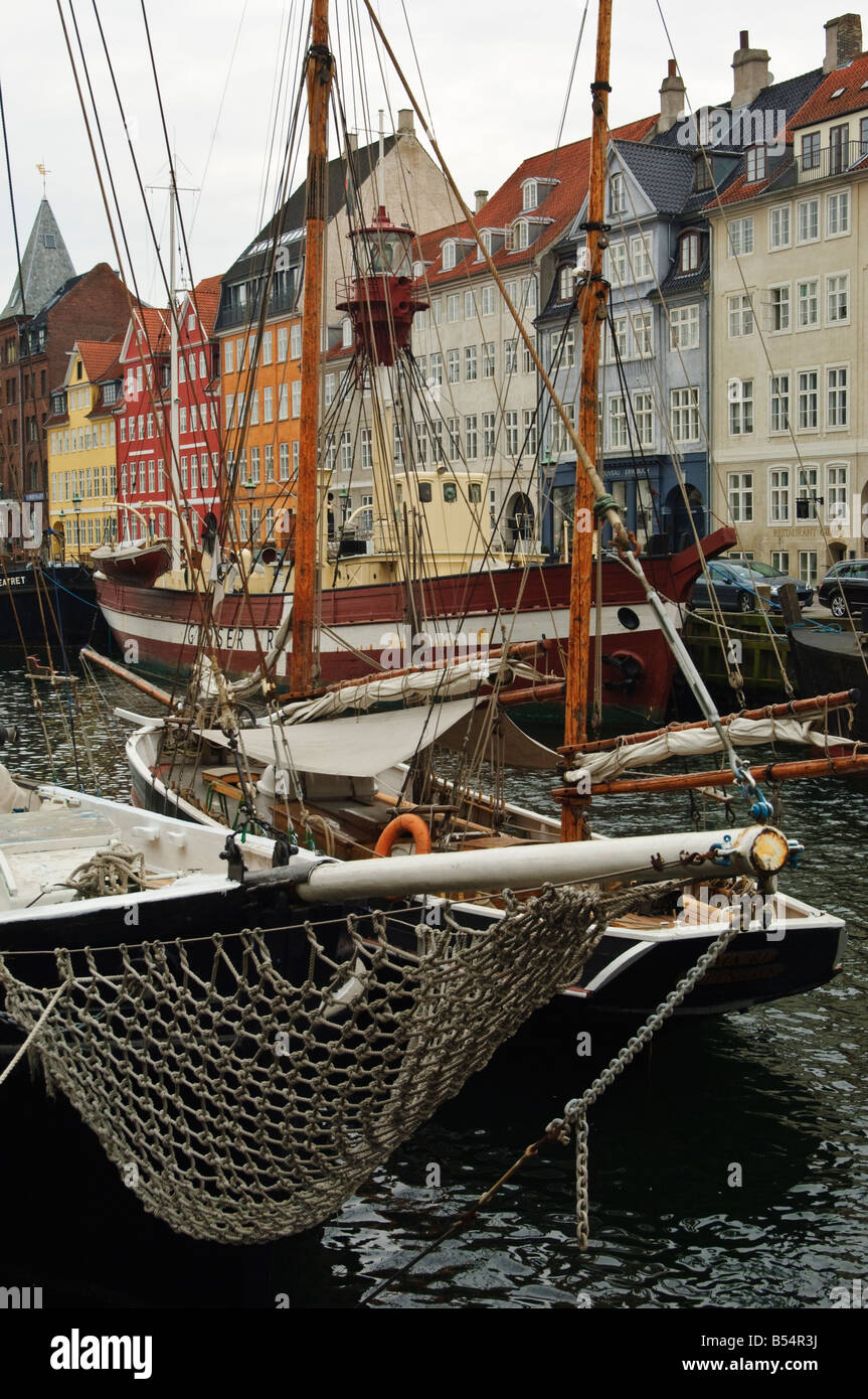 Copenhague Nyhavn forrado con antiguas casas de comerciantes y almacenes. Foto de stock