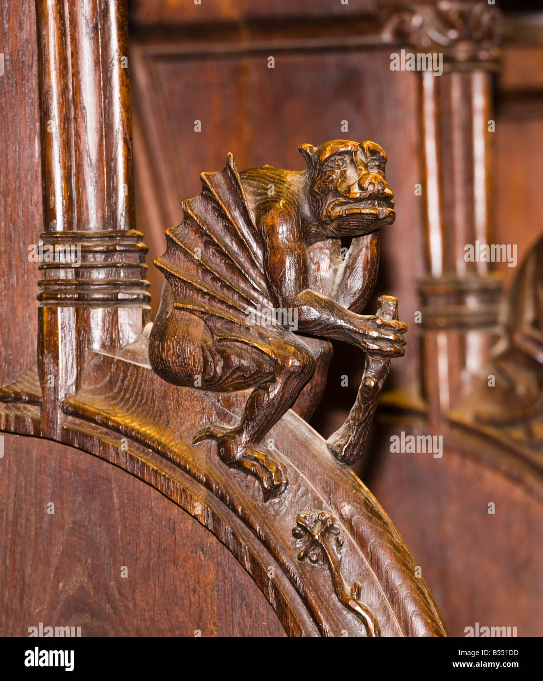 Sevilla Provincia España tallados de madera de Griffin como figura en sillería de coro en la catedral Foto de stock