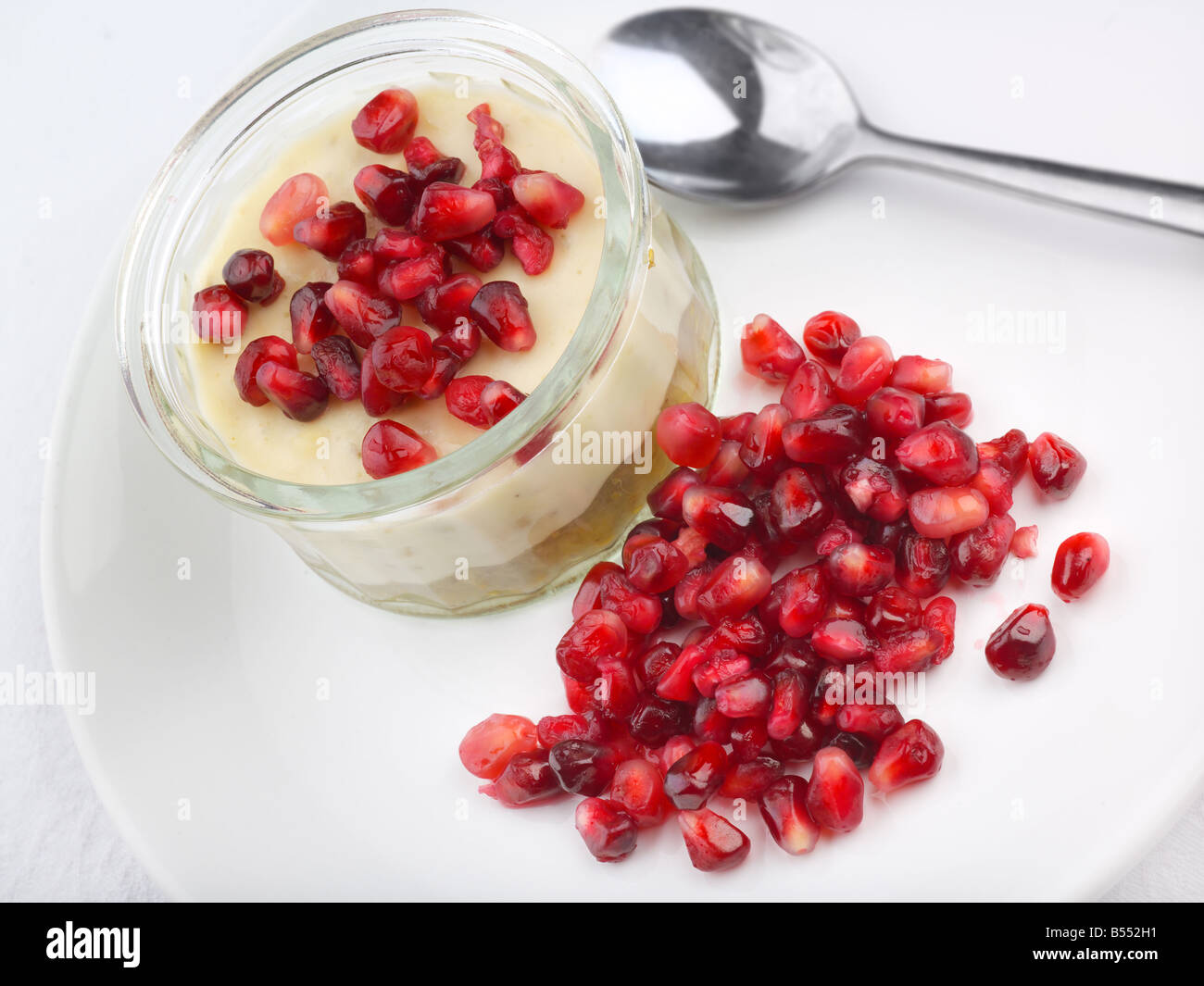 La compota de frutas frescas con granada Fotografía de stock - Alamy