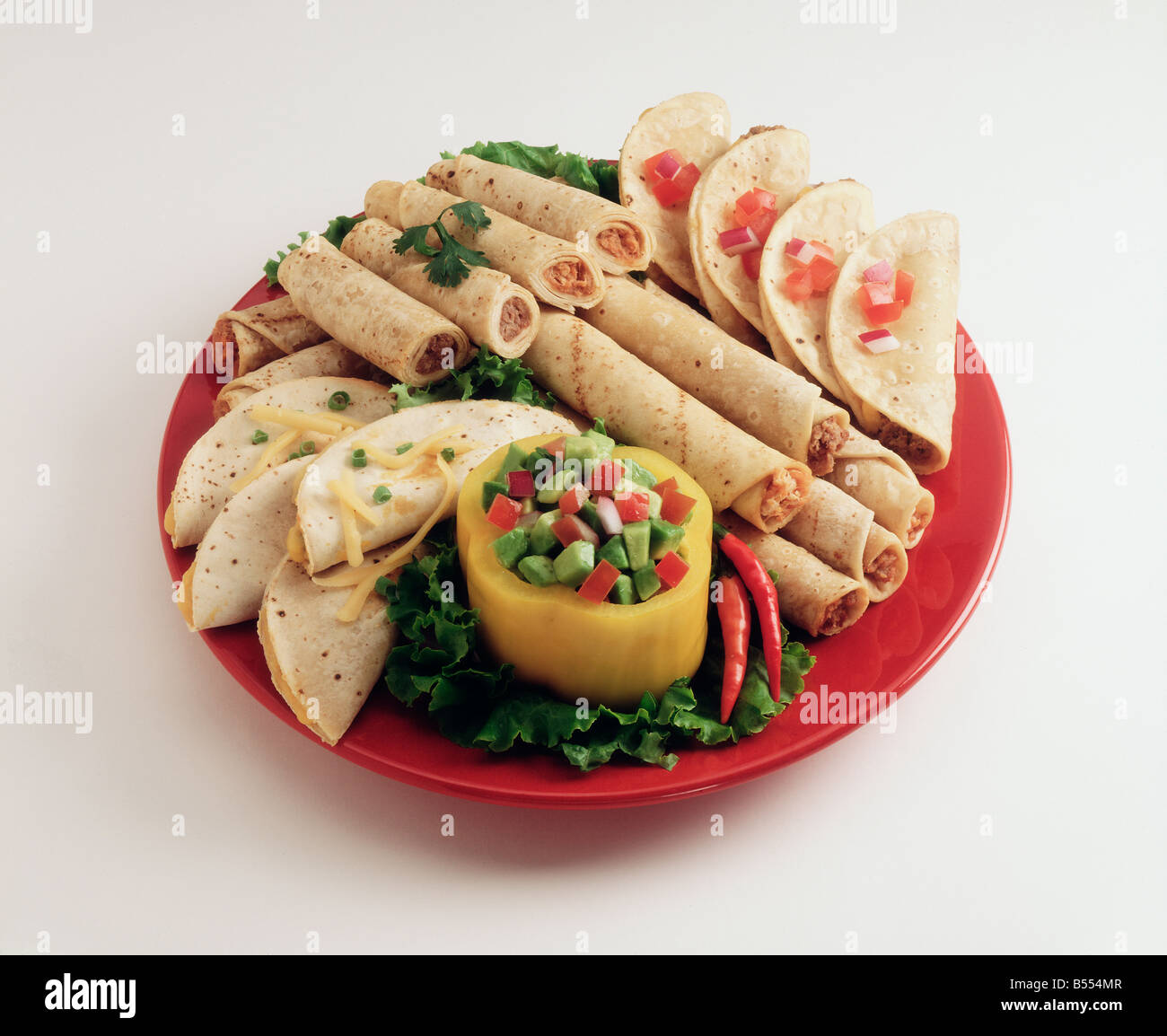 Charola mexicano incluyendo tacos, burritos y taquitos con los trocitos