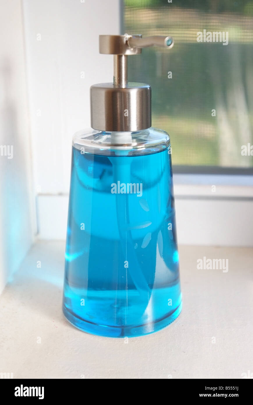 Botella de jabón líquido para platos fotografías e imágenes de alta  resolución - Alamy