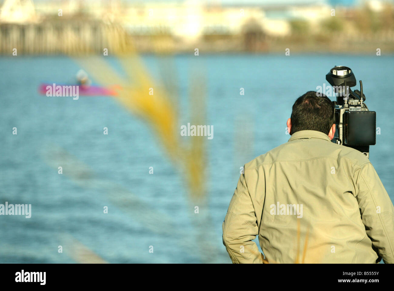 Un camarógrafo de noticias de televisión filmando un kayak en el Río Columbia, Oregon. Foto de stock