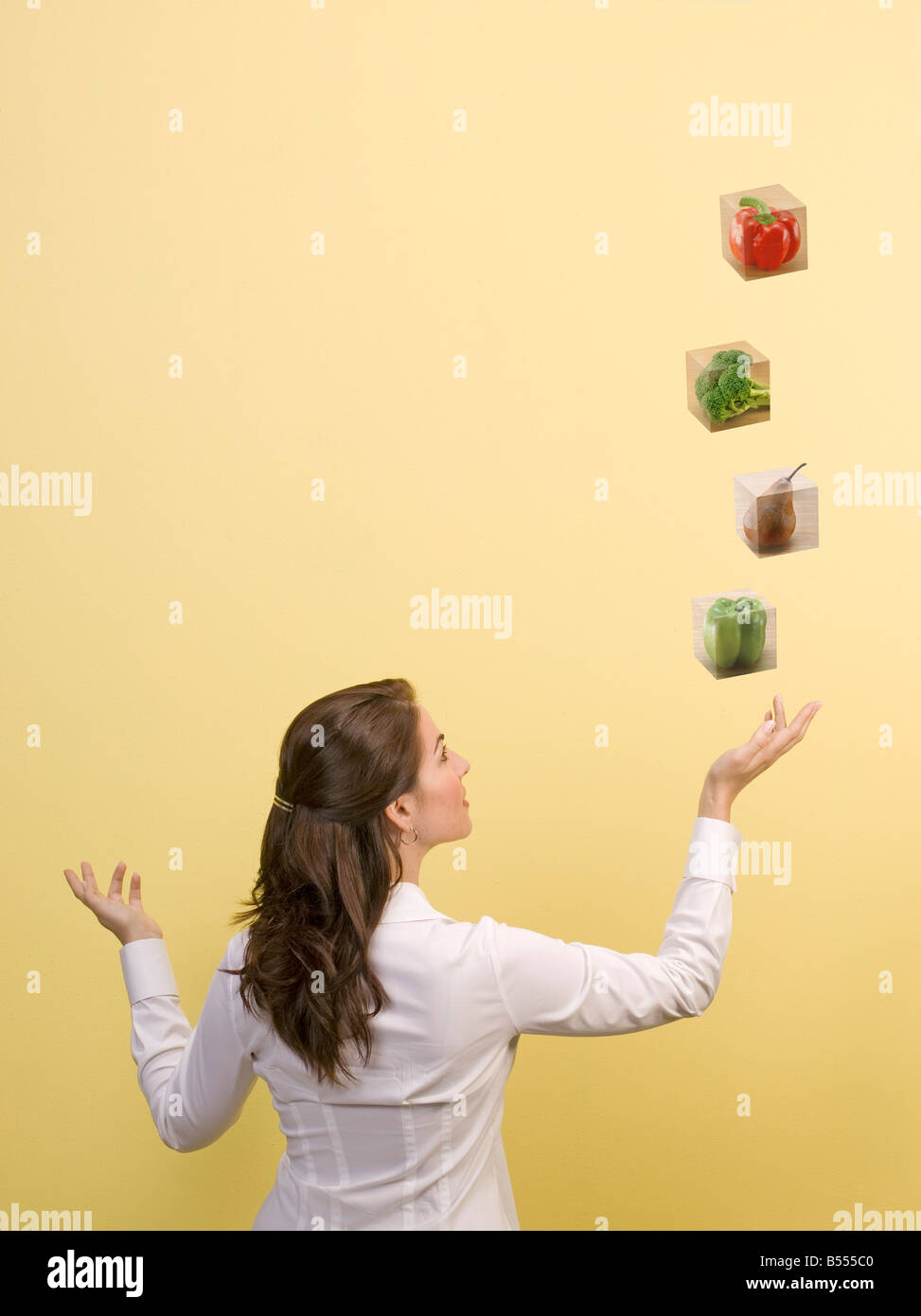 Mujer lanza bloques de alimentos en la dieta de nutrición salud comer aire Foto de stock