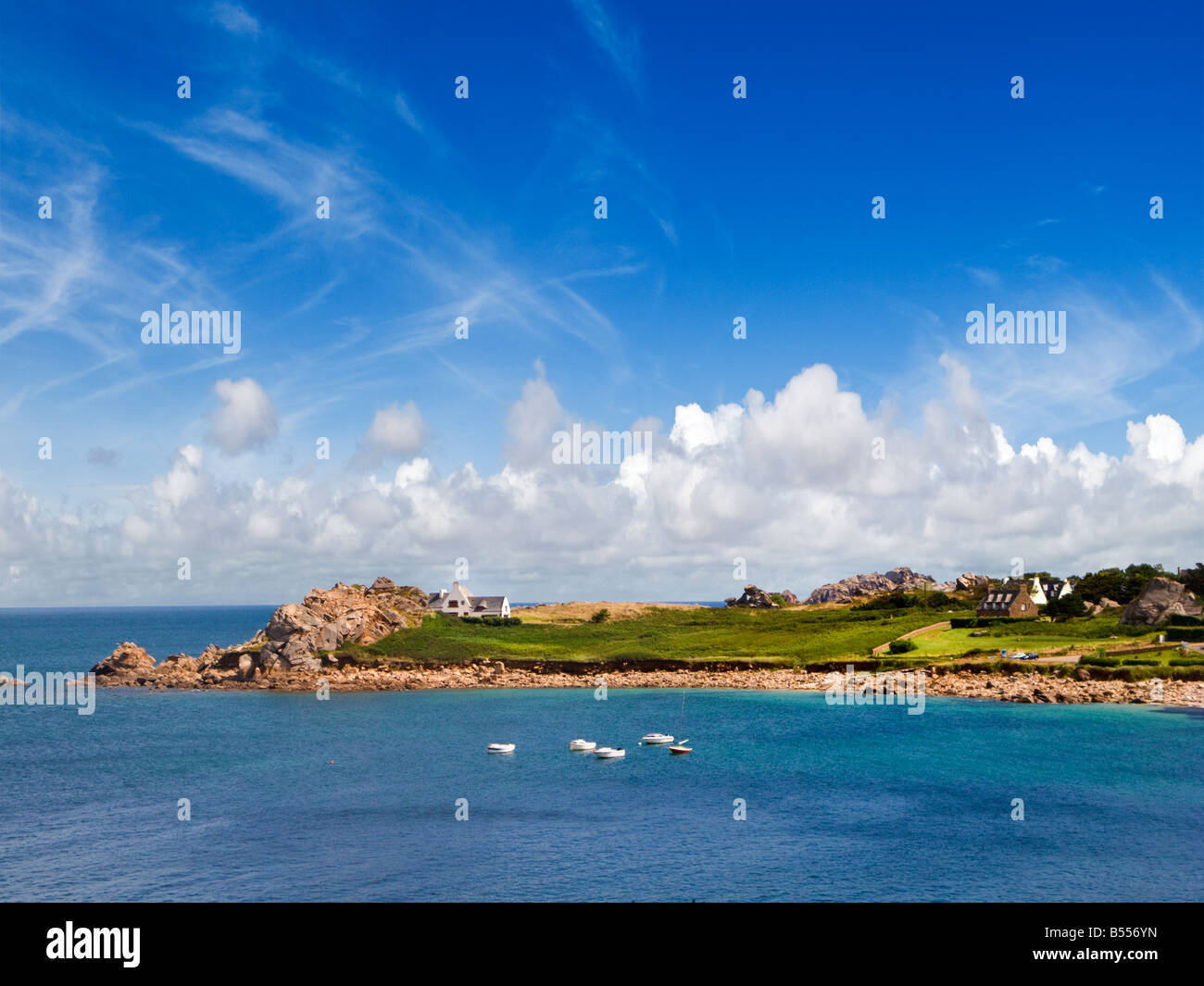 Brittany Coast - hermosa entrada aislada en la costa de Bretaña Finisterre, Bretaña, Francia, Europa en verano Foto de stock