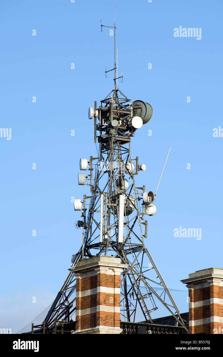 Teléfono móvil antena emisora de telecomunicaciones Fotografía de stock -  Alamy