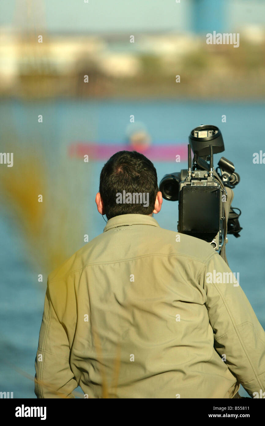 Un camarógrafo de noticias de televisión filmando un kayak en el Río Columbia, Oregon. Foto de stock
