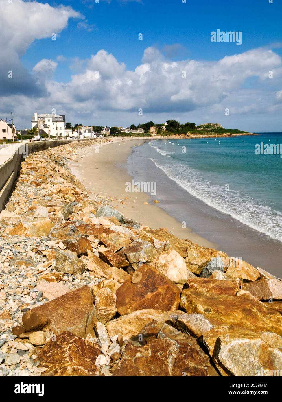 La larga playa de arena dorada en Primel Tregastel en la costa norte de Finisterre, Bretaña, Francia, Europa Foto de stock
