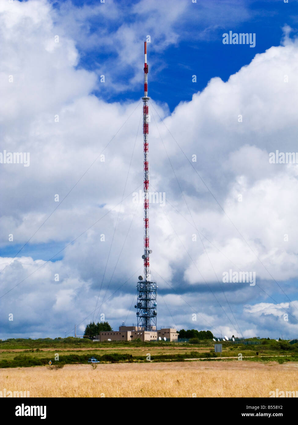 Transmisor - grande y compleja estructura de torre de comunicaciones sobre la cima de una colina cerca de Commana, Bretaña, Francia Foto de stock