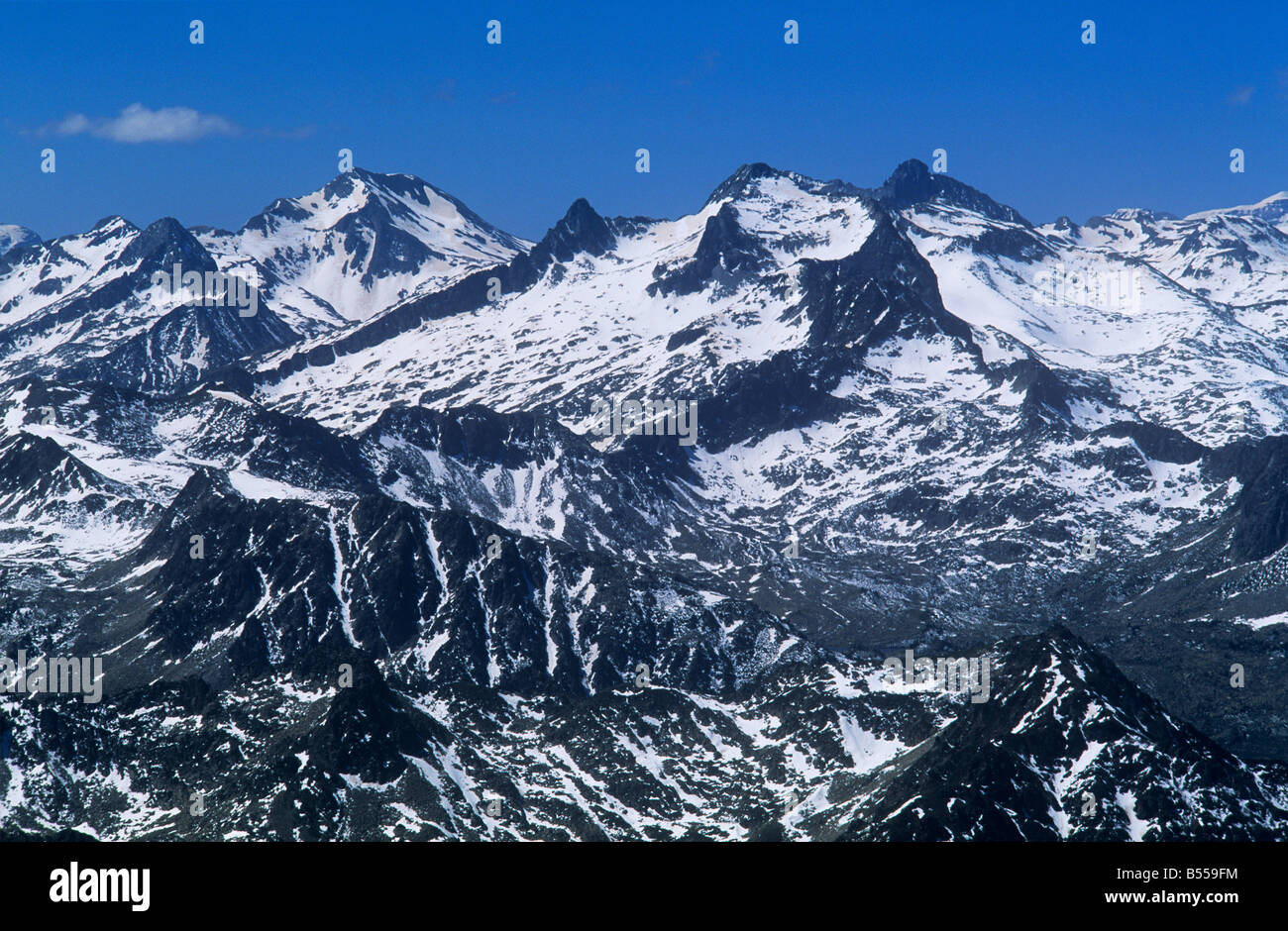 Panorama de picos de montañas y cumbres de los Pirineos desde el Pic du Midi de Bigorre observatorio astronómico Foto de stock