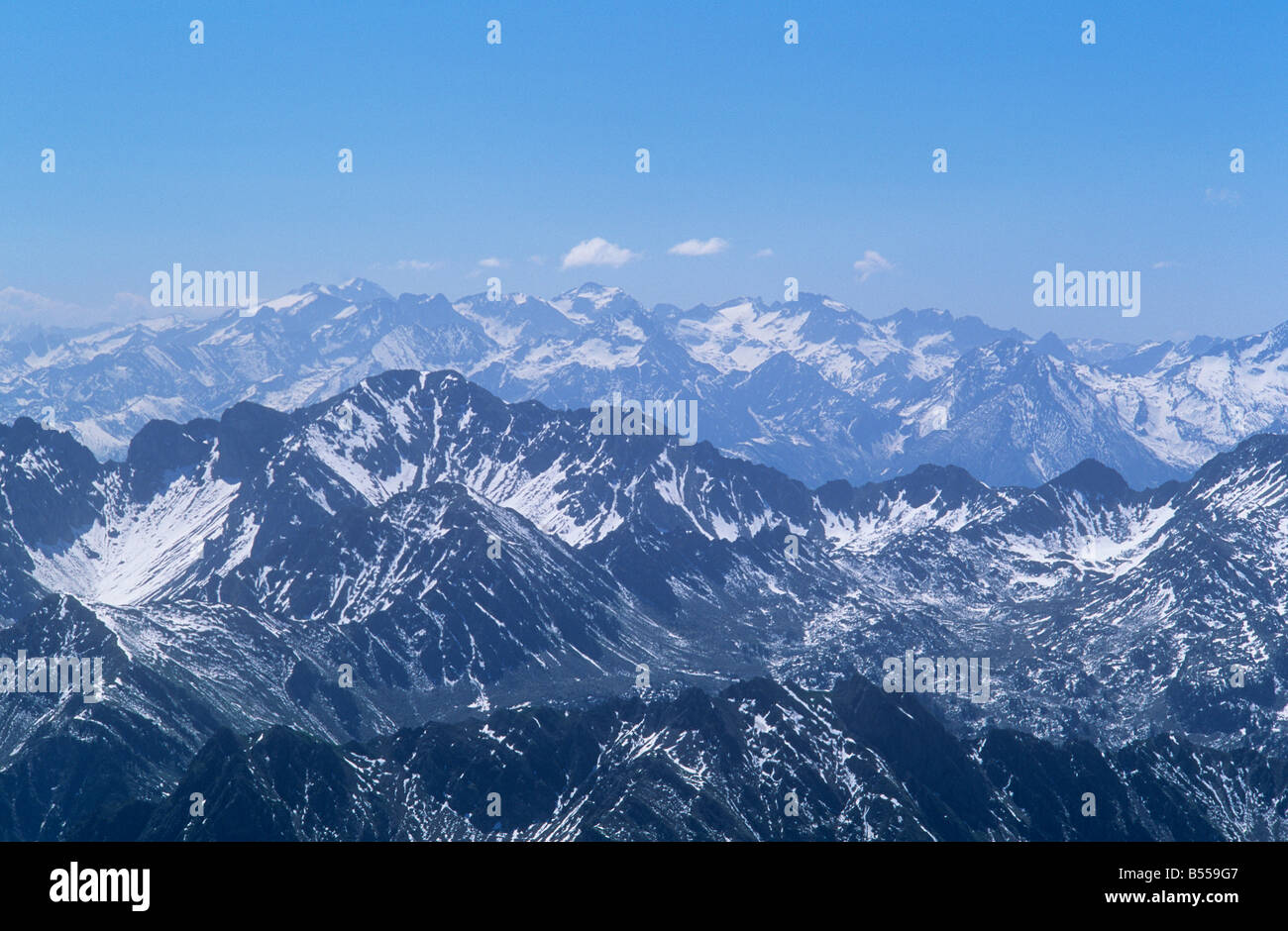 Espectaculares vistas de los picos de las montañas y cumbres de los Pirineos desde el observatorio de Pic du Midi. Foto de stock