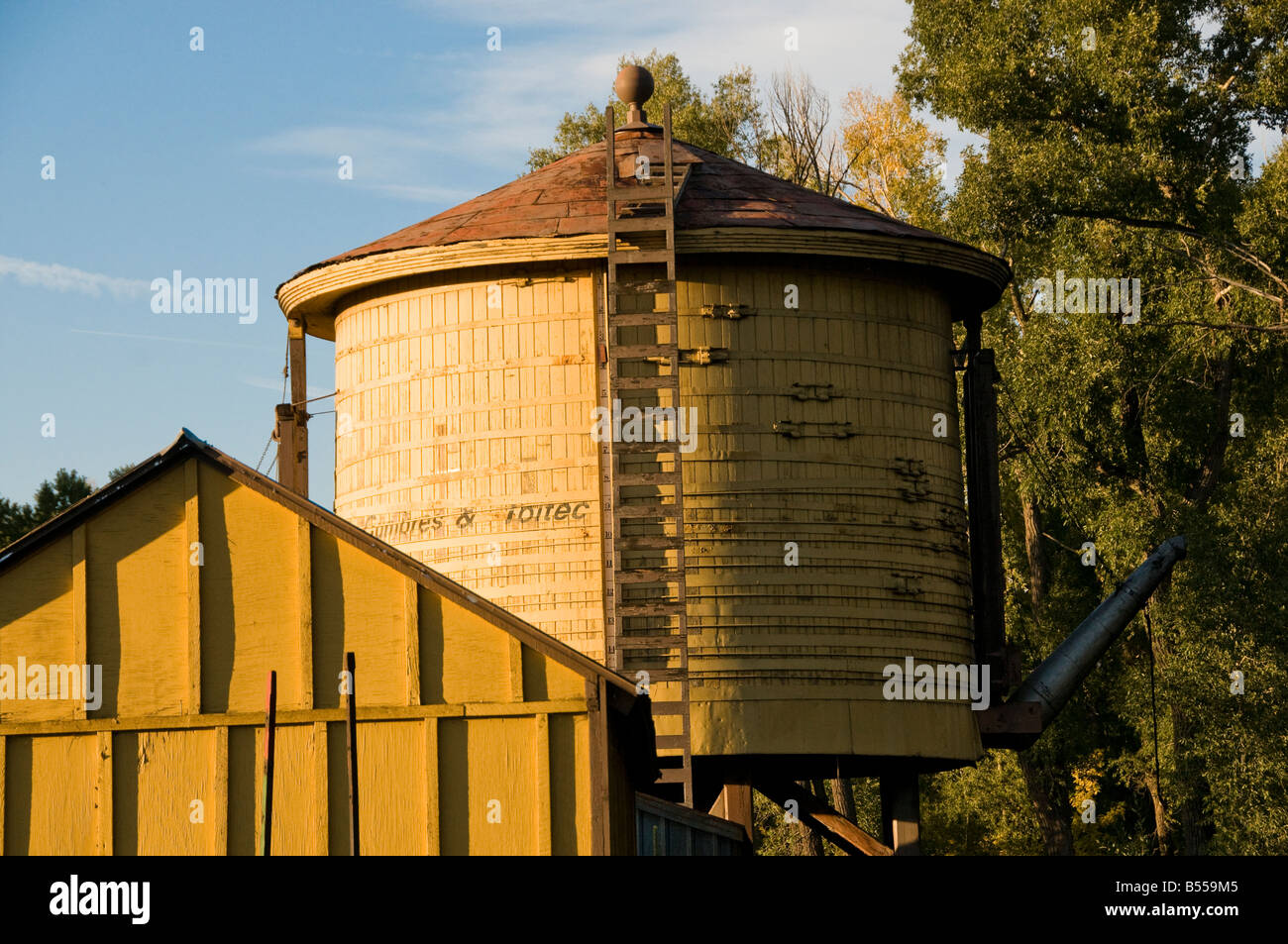 Tanque de agua de madera elevado en Chama utilizado en Nuevo México train  depot Fotografía de stock - Alamy