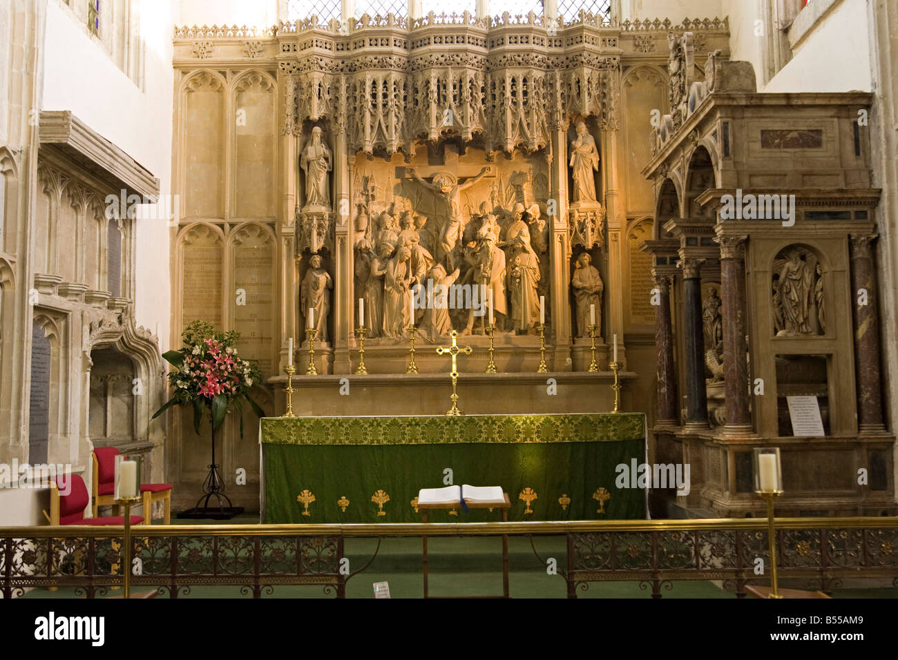 Altar en la Iglesia de la Santísima Trinidad en Long Melford, Suffolk, Reino Unido mostrando detallados de tallas de piedra en la pared Foto de stock