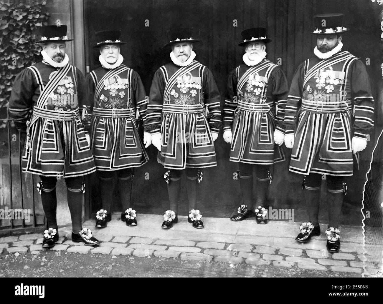 Estuvieron presentes en la ceremonia celebrada por el Rey Eduardo VIII Yeoman de la guardia. Febrero 1907 P013253 Foto de stock