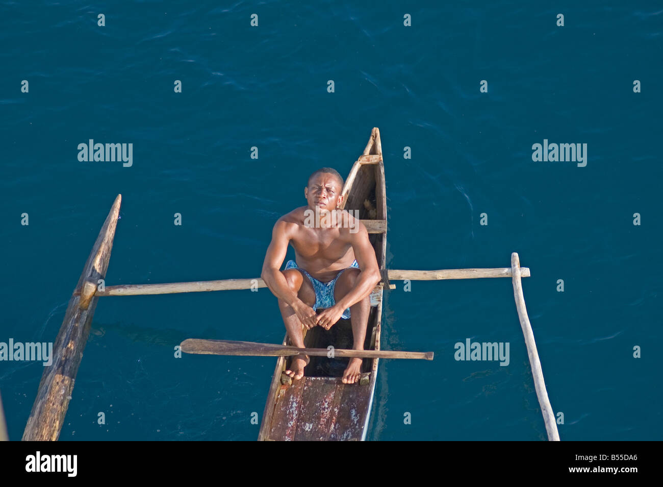 África MADAGASCAR Nosy Be joven en canoa vistos desde arriba Foto de stock