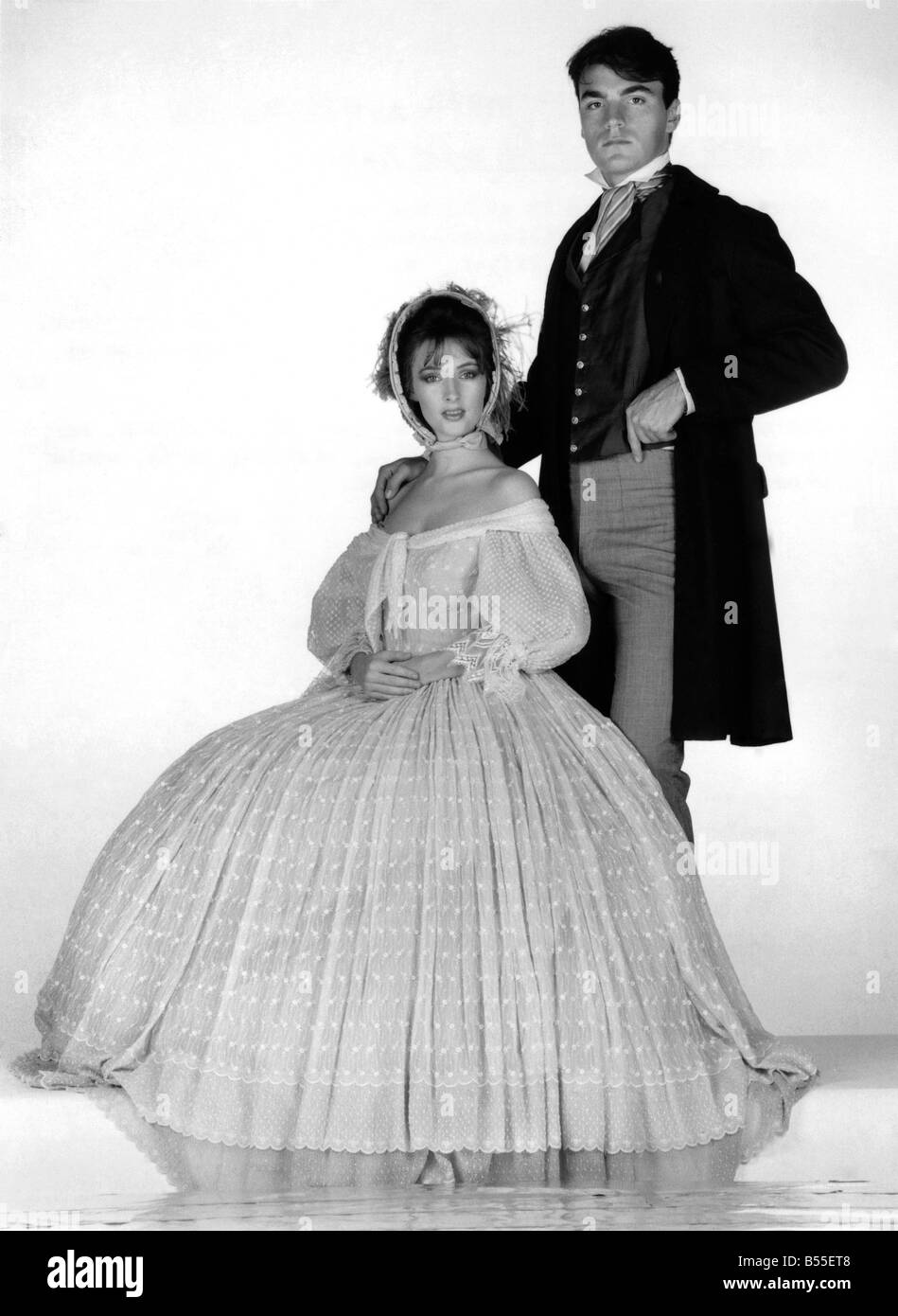 Encubrir...con la victoria. Un hombre y una mujer vestida con ropa de estilo  Victoriano &#10;Octubre 1986 &#10;P008581 Fotografía de stock -  Alamy