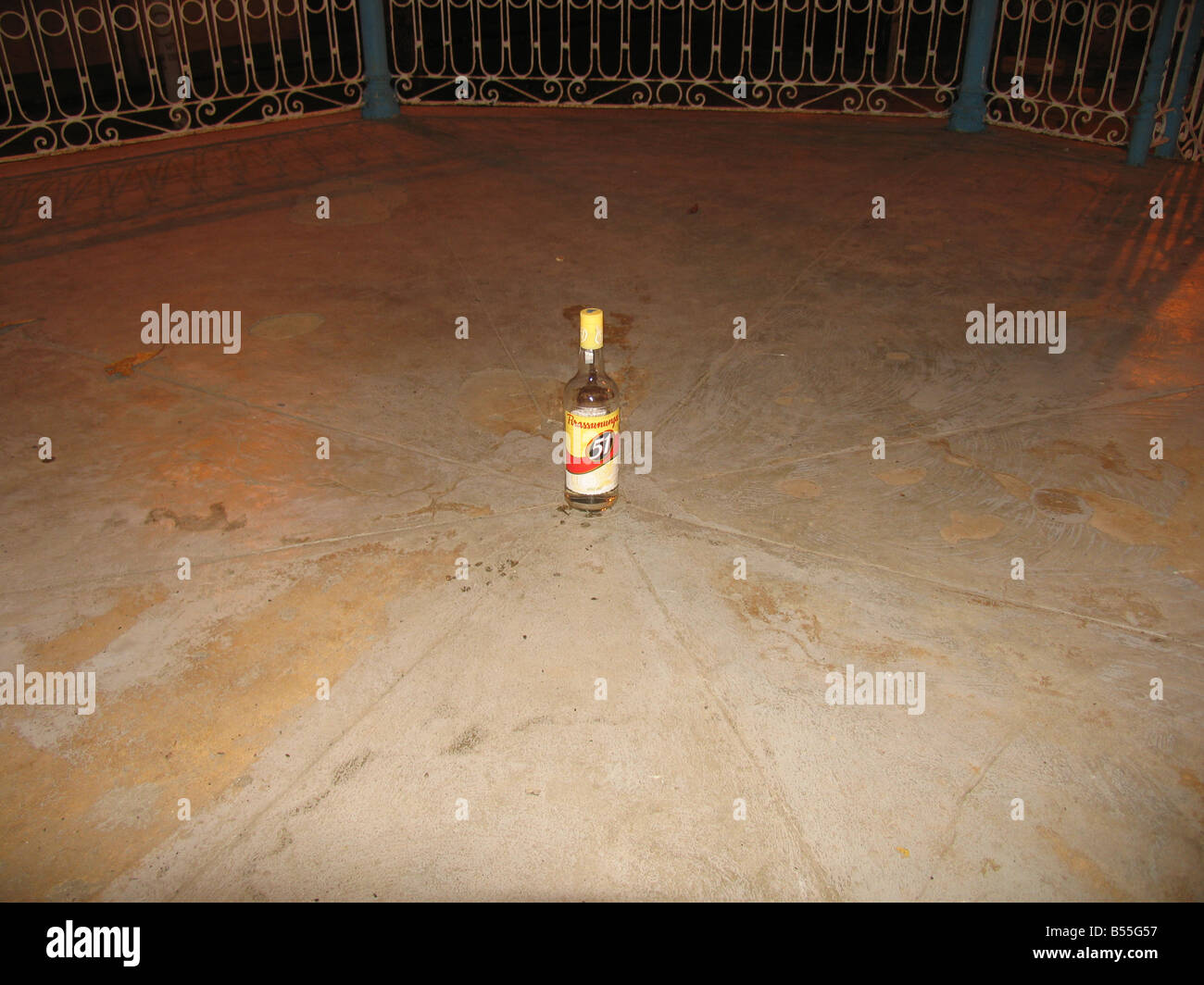 Aguardiente de caña de azúcar en el vaso de un quiosco (garrafa de cachaça 51 ningún centro de um coreto), Sepetiba, Rio de Janeiro, Brasil Foto de stock