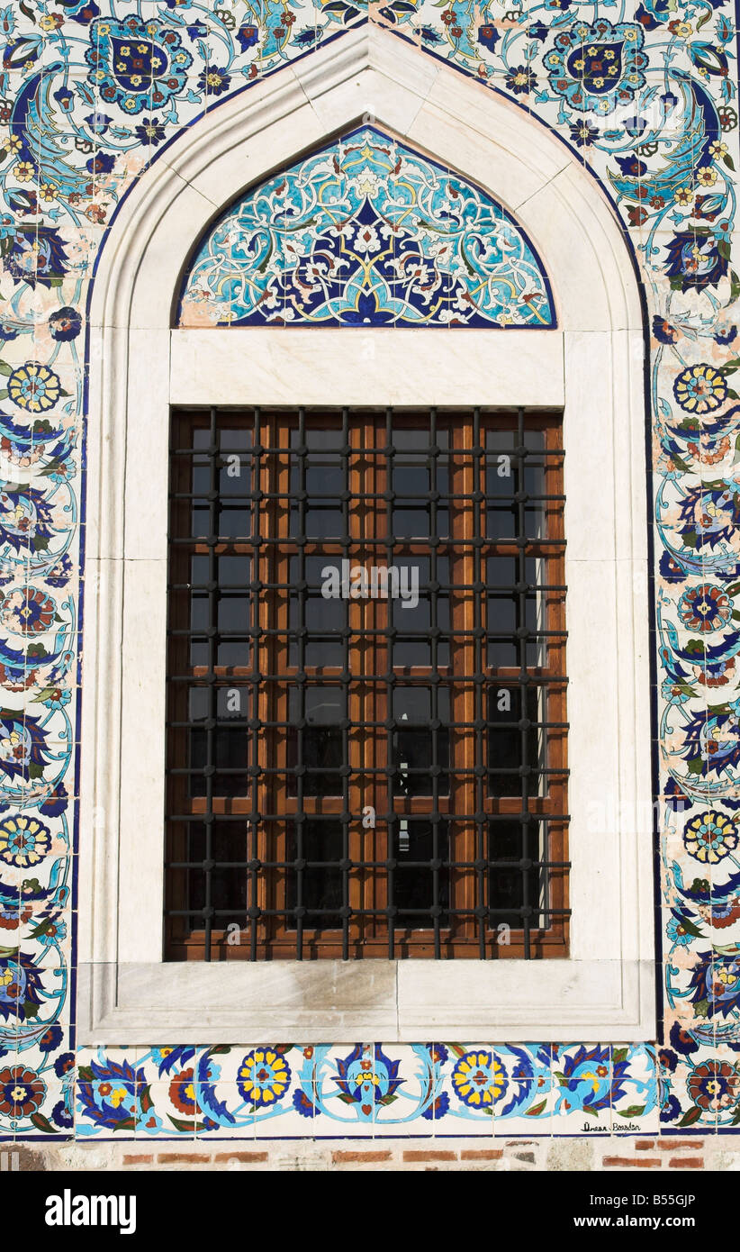 Mosaicos de estilo otomano en la ventana de konak mezquita en Izmir, Turquía Foto de stock