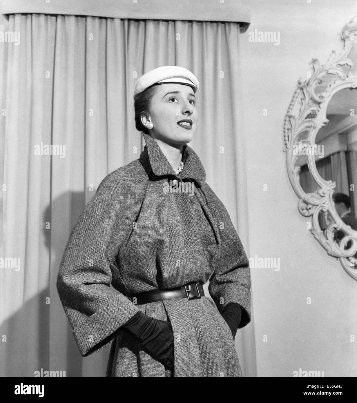 Ropa: Moda. Christian Dior de Londres mostró una colección de trajes,  abrigos y dressess a Maddox-st., W.1. Diciembre de 1953 Fotografía de stock  - Alamy