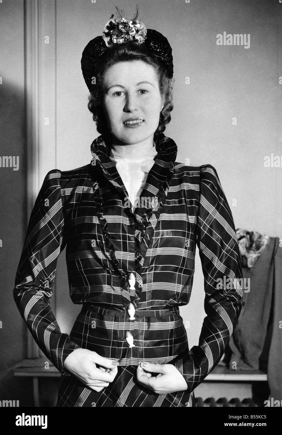 Vestimenta: traje de tafetán cuadriculado con botones de huevos y taza. De marzo de 1941 P008617 Foto de stock