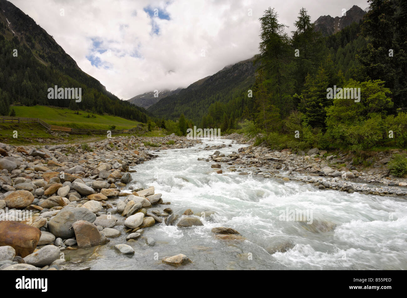 Río alpino, cerca de Gries, Sulztal Otztal, valle, Tirol, Austria Foto de stock