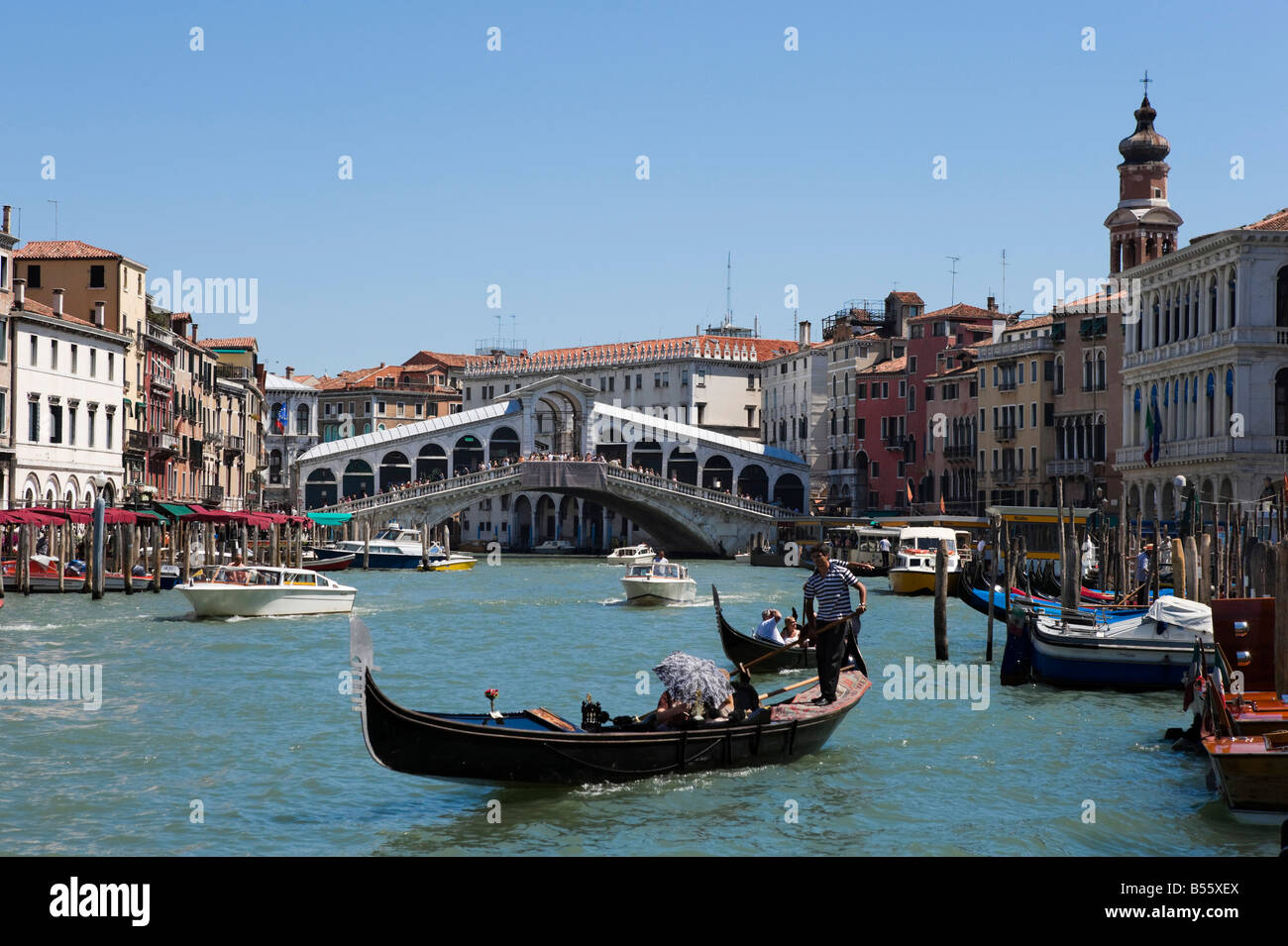 Las góndolas en el Gran Canal, el Puente Rialto, en el fondo, San Marco, Venecia, Véneto, Italia Foto de stock