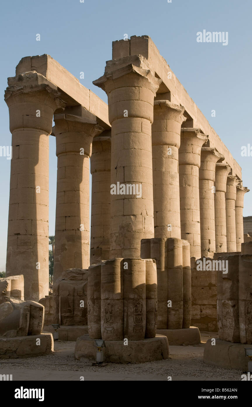Columnata procesional de Amenhotep III en el Templo de Luxor de Tebas ubicada en la ribera