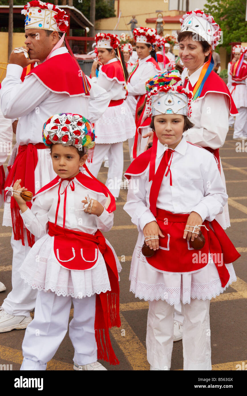 Familia de la isla de El Hierro en las islas Canarias en los bailarines ( bailarines) tradicional traje rojo y blanco en la fiesta local Fotografía  de stock - Alamy