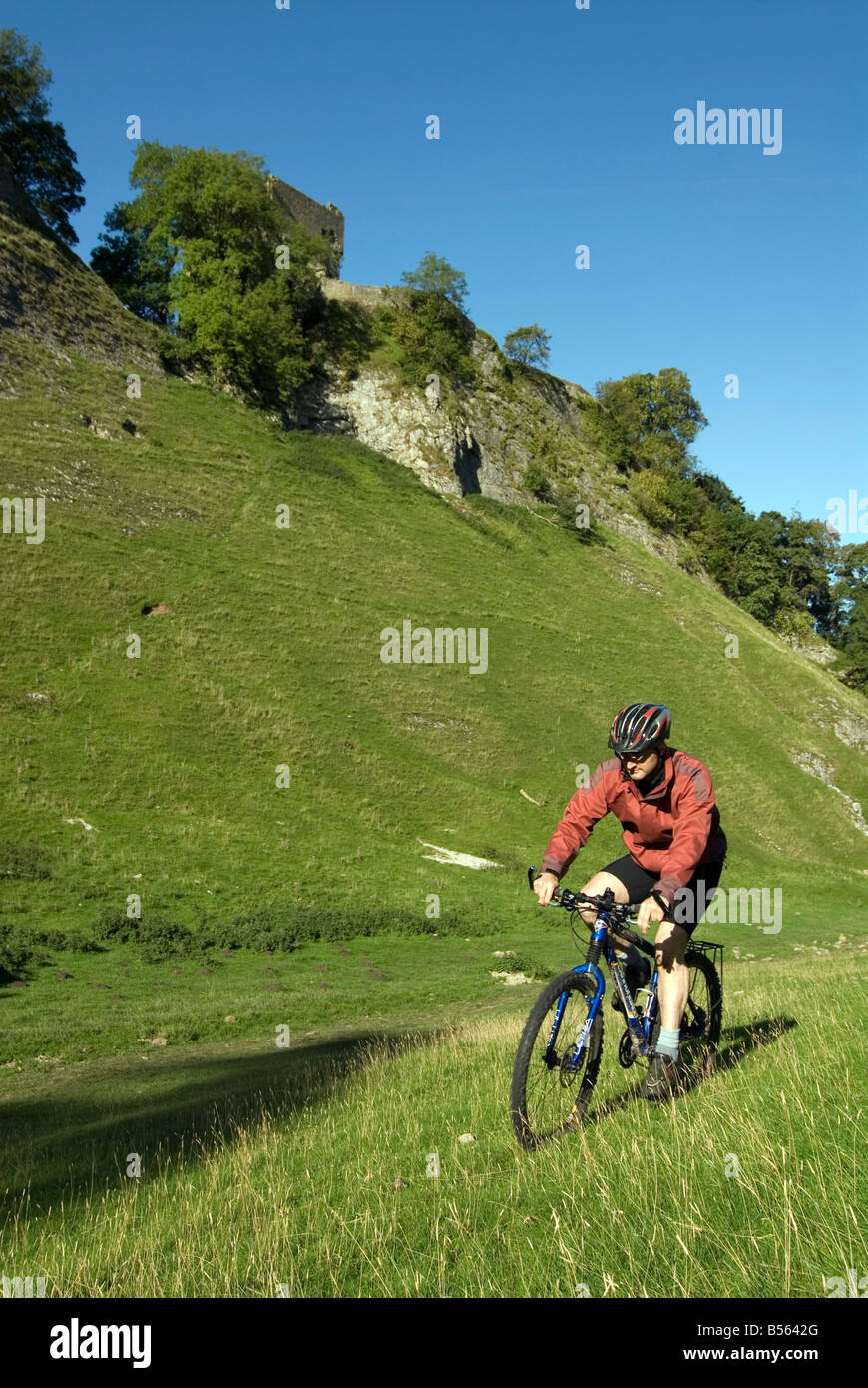 Doug Blane mountain bike Cavedale Castleton en el Peak District National Park Derbyshire, Reino Unido Inglaterra GB Gran Bretaña Foto de stock