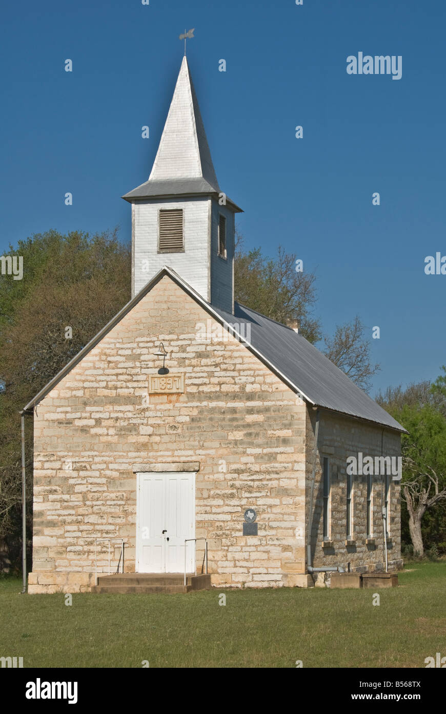 Texas Hill Country Crabapple cerca de Fredericksburg histórico St John s Iglesia luterana construida 1897 Foto de stock