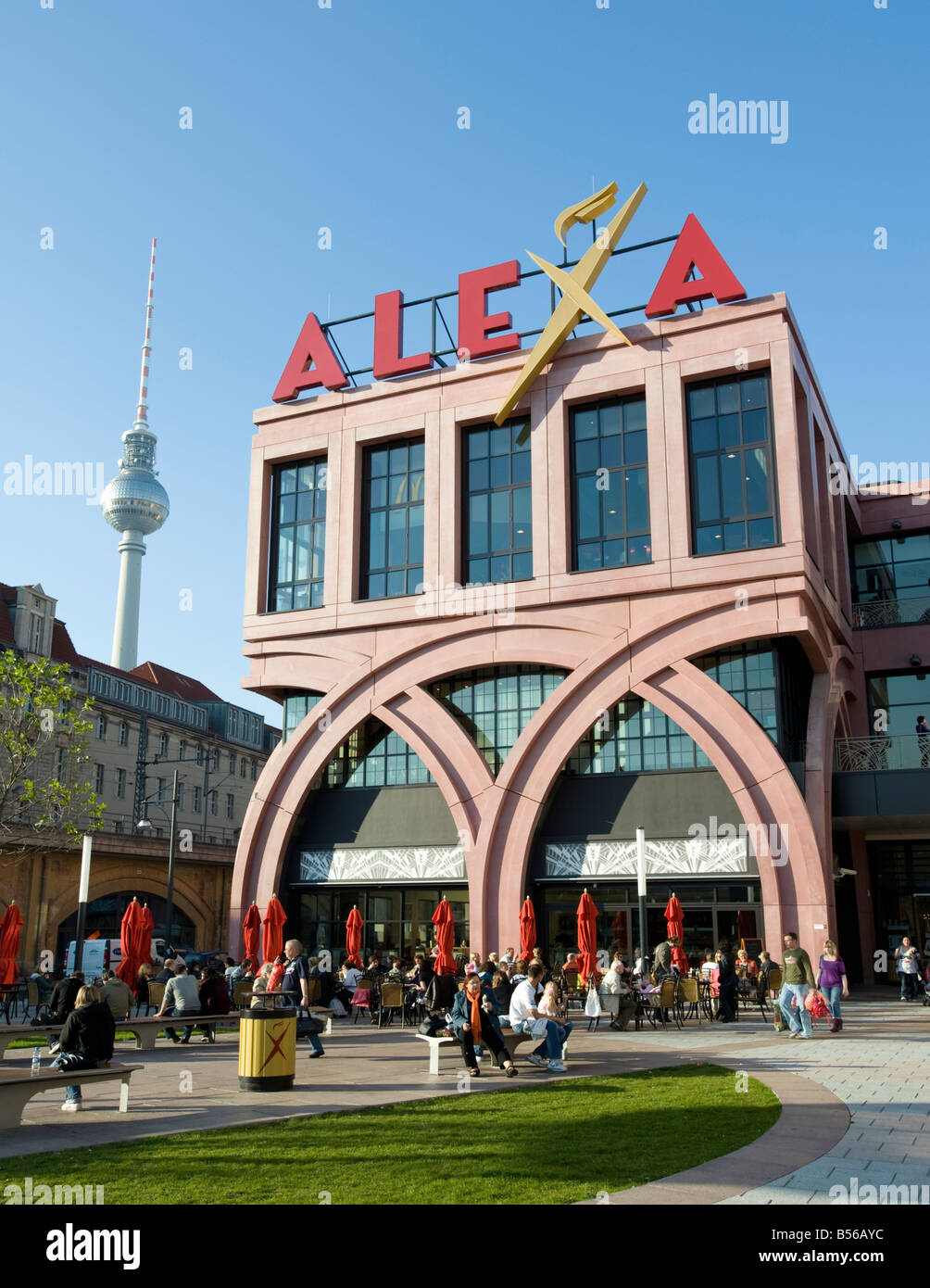 El exterior del nuevo ALEXA shopping mall en Alexanderplatz de Berlín en  Alemania Fotografía de stock - Alamy