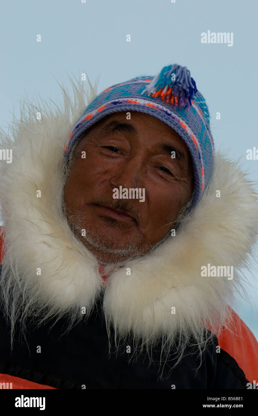 Cazador Inuit Jake Awa de entrada estanque vistiendo una parka tradicional el capó está adornada con pieles de oso polar y fue hecha por su esposa Foto de stock