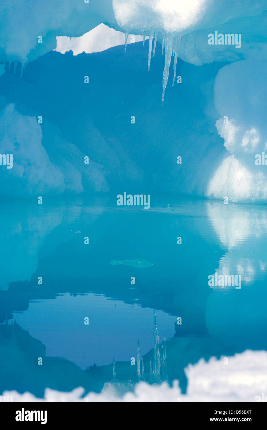 Carámbanos fundiéndose en piscina de agua de deshielo en el hielo en el Ártico springLancaster sonido Canadá Nunavut Arctic Foto de stock