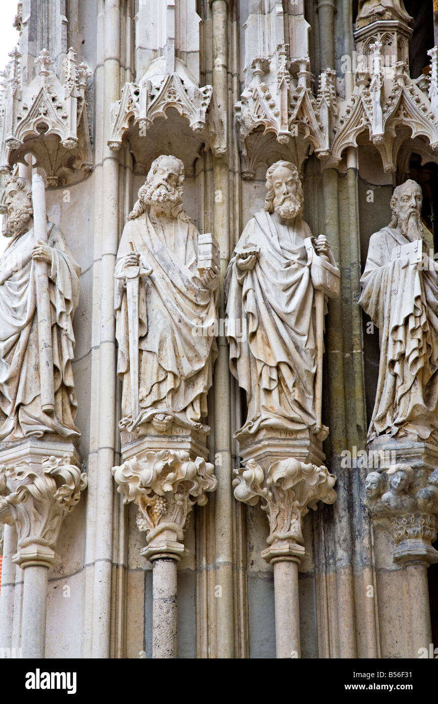 Estatuas de santos hombres con libros y espadas en el rostro de San Pedro Kathedrale o Regensburger Dom la Catedral de Regensburg, Alemania Foto de stock