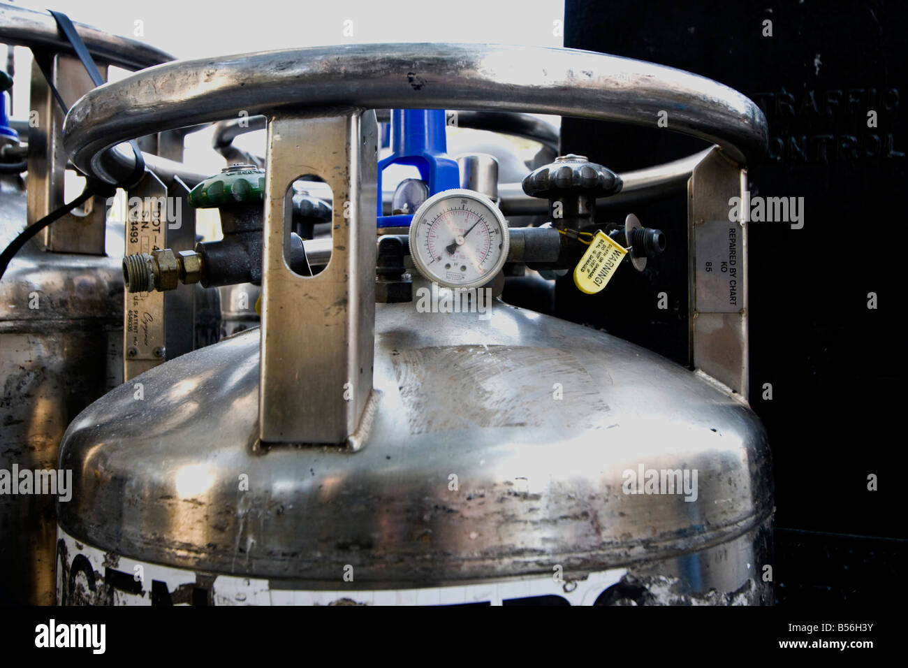 Tanques de nitrógeno son vistos en la calle en Nueva York Fotografía de