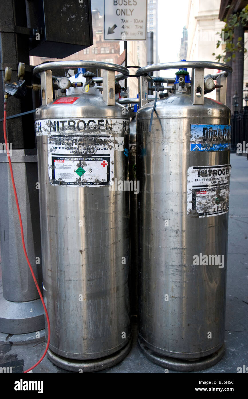 Tanques de nitrógeno son vistos en la calle en Nueva York Fotografía de