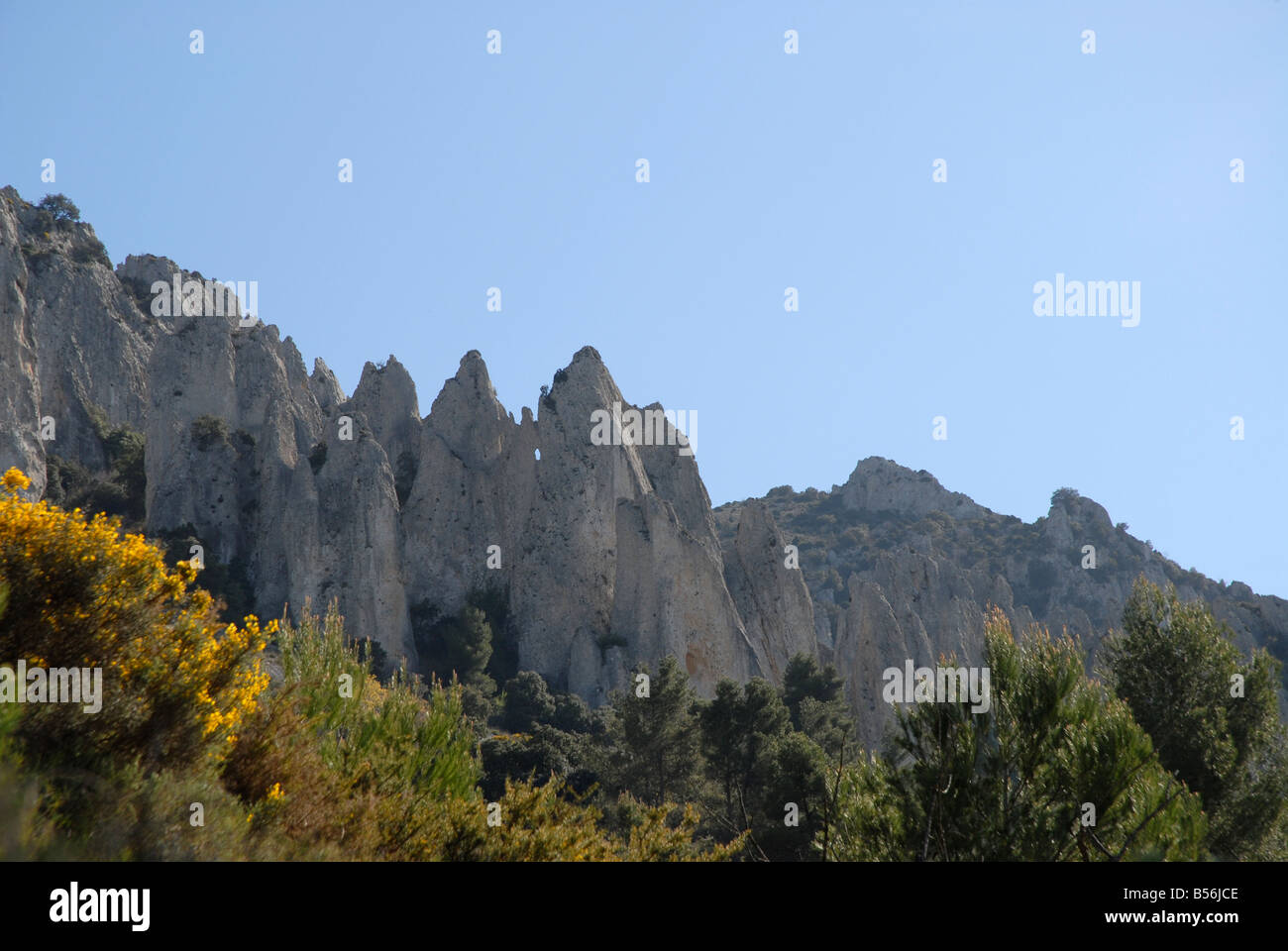 Ver a Els Frares pináculos de roca, Sierra de Serrella, Comtat, provincia de Alicante, Comunidad Valenciana, España Foto de stock