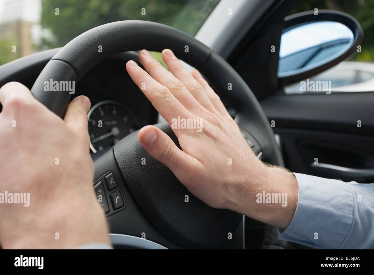 Bocina de automóvil fotografías e imágenes de alta resolución - Alamy
