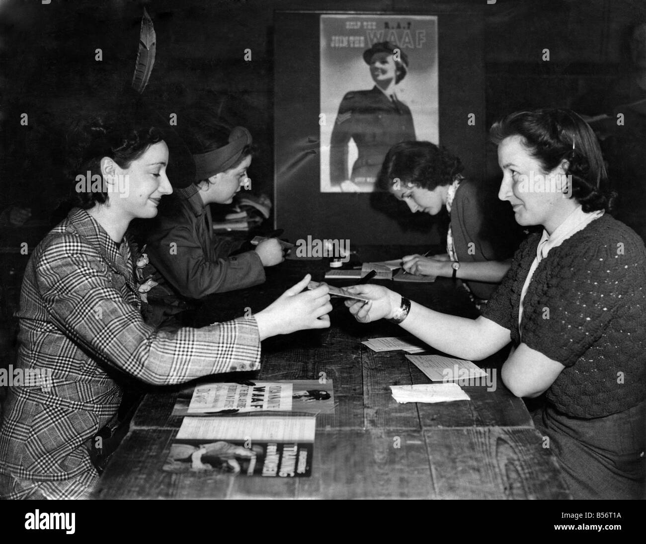 Una mujer se registra para trabajar en la guerra de roble quemado intercambio de labores después de haber marcado en la oficina en que districtl registery. ;Circa 1940;P010100 Foto de stock