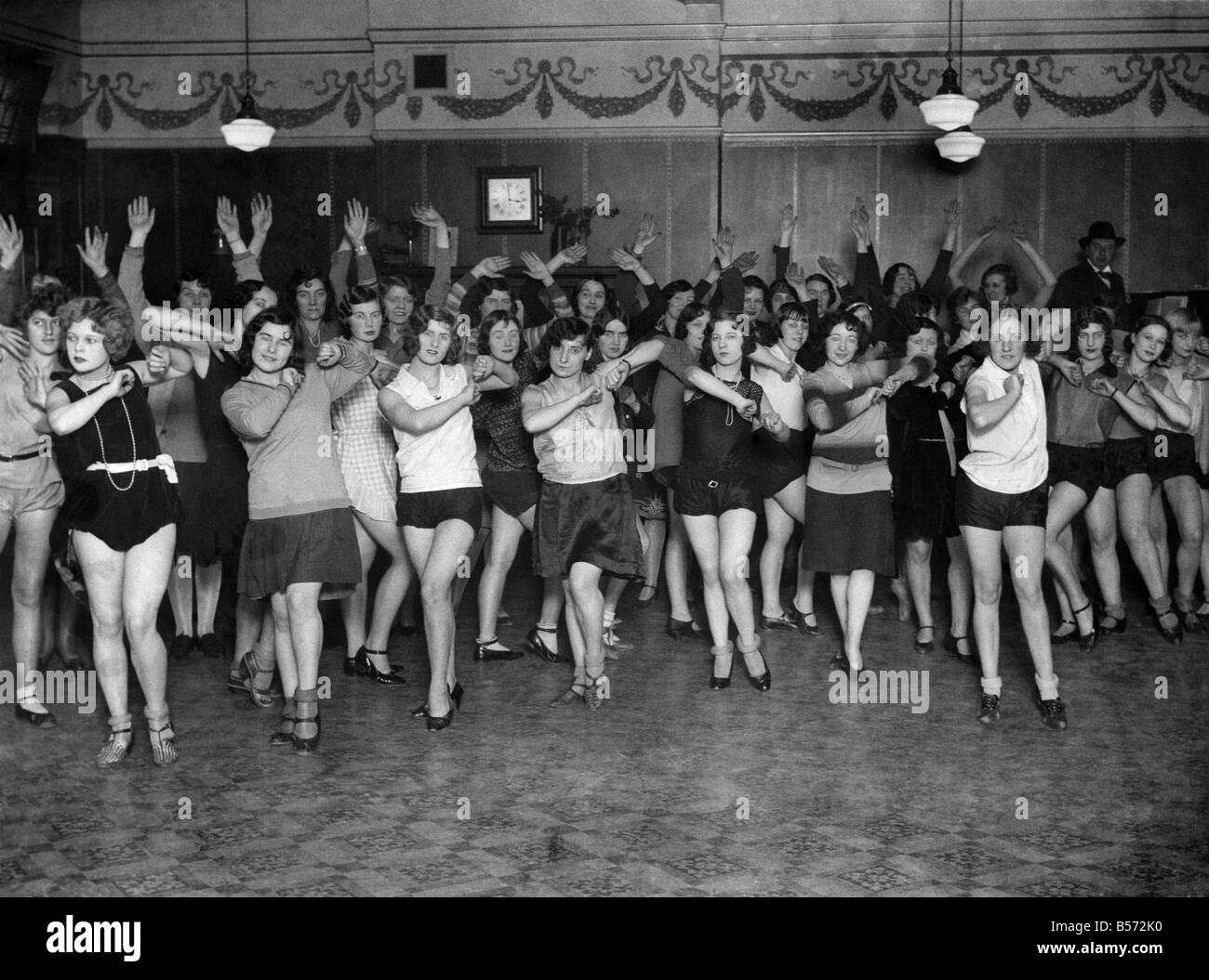 Danza ensaya dane rutinas para los pantomine "Goldilocks y los tres osos" en Birmingham. Diciembre de 1929 P010774 Foto de stock