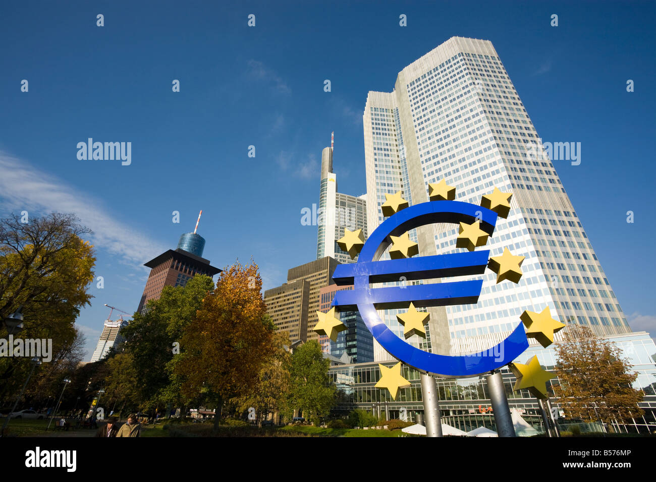 Símbolo de moneda europea delante de la Eurotower, edificio del Banco Central Europeo, BCE, en Francfort, Alemania Foto de stock