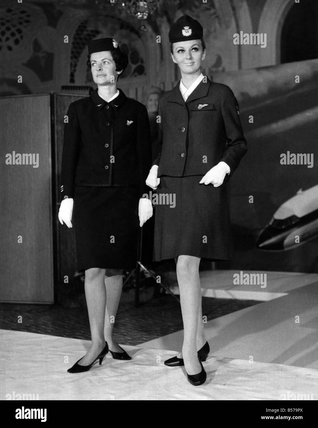 Camareras de aire. Nuevo uniforme B.E.A. diseñado por Hardy Amies.  Izquierda Janice Musson, en el antiguo derecho uniforme, Jill Campo en la  versión de 1968. De septiembre de 1967 P004648 Fotografía de