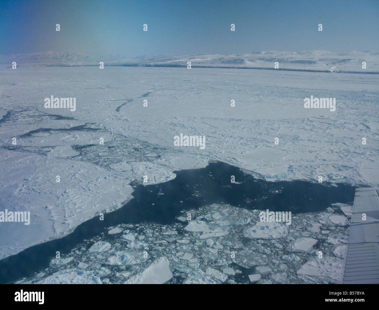 Témpano de borde de placa de la Marina y Lancaster Sound Mayo de 2008 lado occidental de hielo sobre el pasaje del Noroeste está atascado contra fast hielo Ae Foto de stock