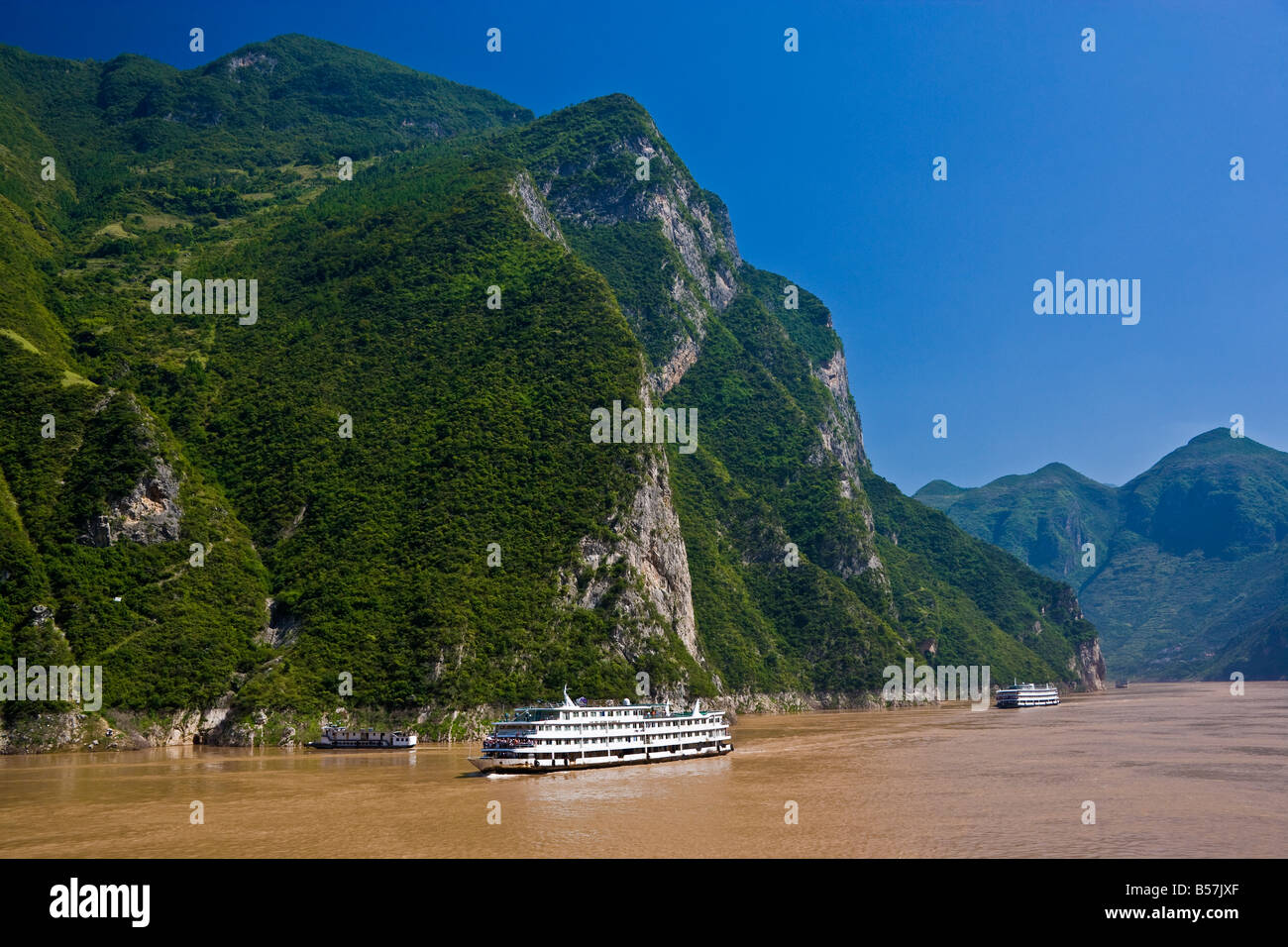 Hai Nei Guang Guang barco crucero pasando por Wu Gorge en el área de las Tres Gargantas del Río Yangzi Jiang China JMH3410 Foto de stock