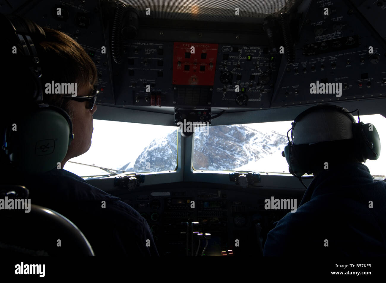 El capitán Brian en los controles de la isla de Ellesmere DC3 Foto de stock