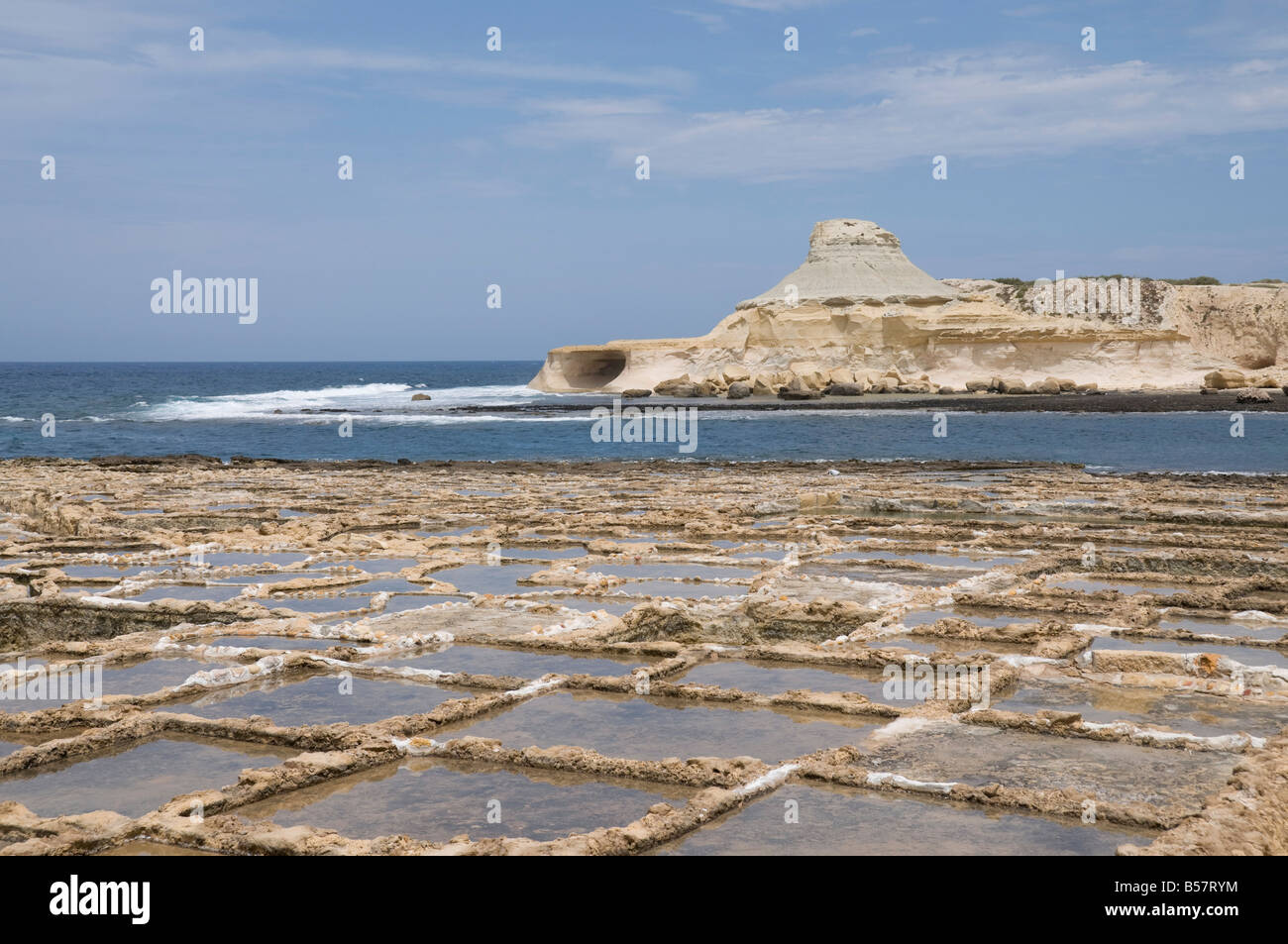 Las salinas de Qbajjar, cerca de Marsalforn, Gozo, Malta, el Mediterráneo, Europa Foto de stock