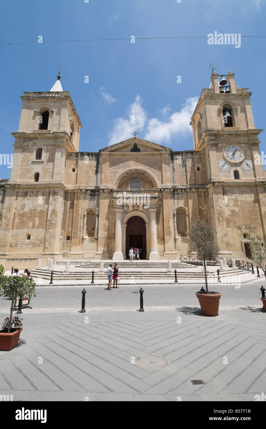 Exterior delantera de la concatedral de San Juan, La Valetta, Malta, Europa Foto de stock