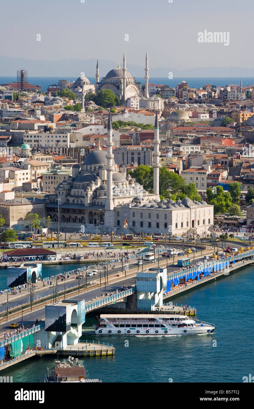 Vista elevada sobre el Bósforo y Sultanahmet desde la torre de Galata, Estambul, Turquía, Europa Foto de stock