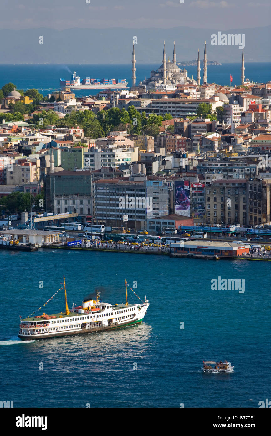 Vista elevada sobre el Bósforo y Sultanahmet desde la torre de Galata, Estambul, Turquía, Europa Foto de stock